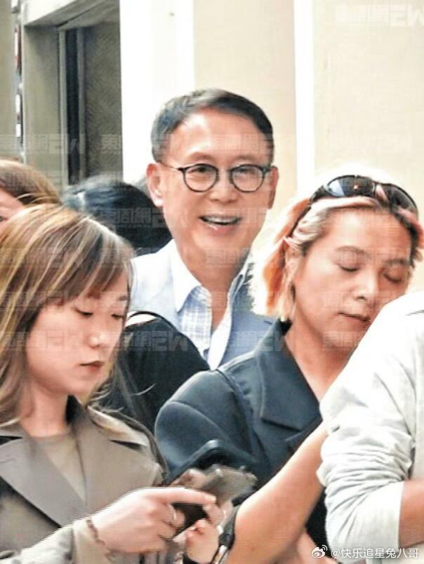 许晋亨餐厅为李嘉欣排队等位李嘉欣许晋亨牵手约会许晋亨餐厅为李嘉欣排队等位，还是