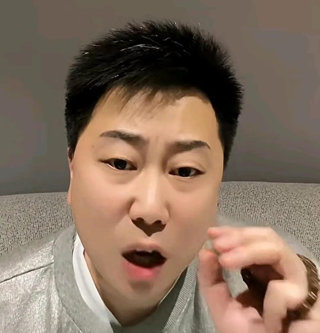 媒体人李宝库表示，深圳新鹏城球员姜志鹏的犯规确实是红牌，裁判判罚非常正确！李宝