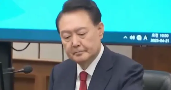 尹锡悦出庭受审画面首公开:身着深蓝西装、系红色领带坐在被告席