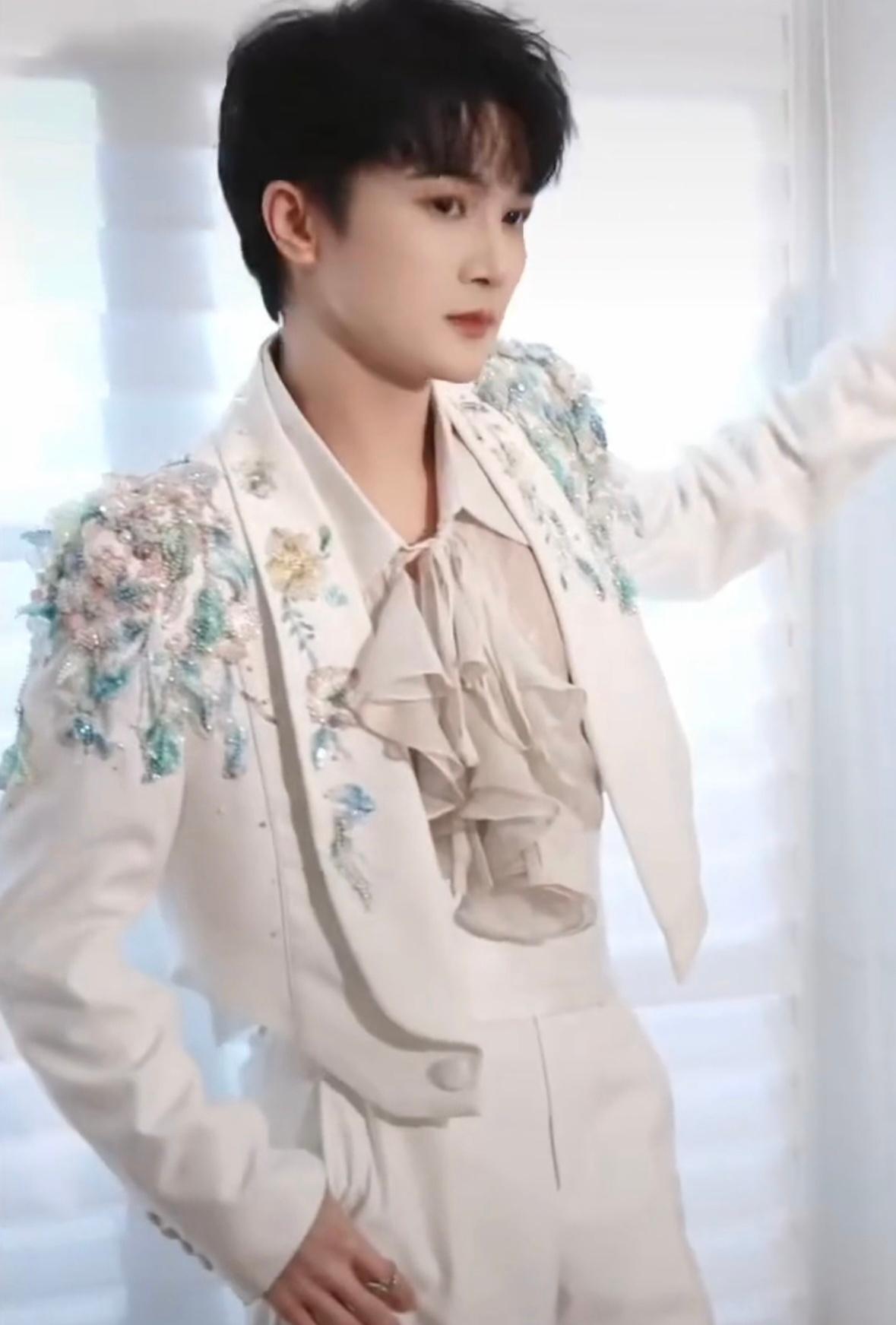 @卡布叻_周深@周深工作室周深这身造型也太像“花仙子”了吧，细节满满，刺绣