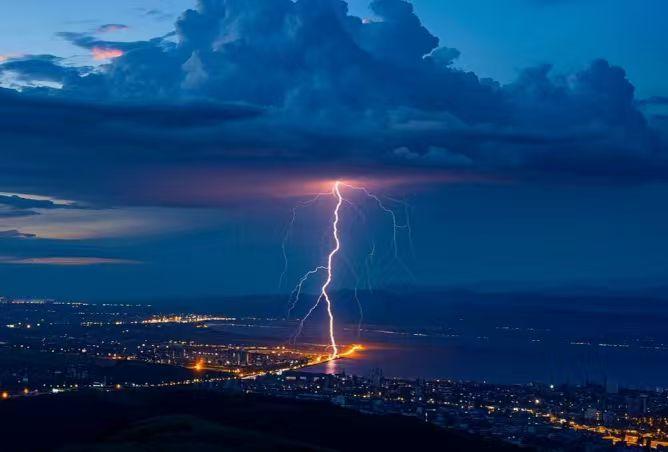 2025最后几天，新的消费风向标已经很明显了。最近，有网友曝出，在某品会买羽