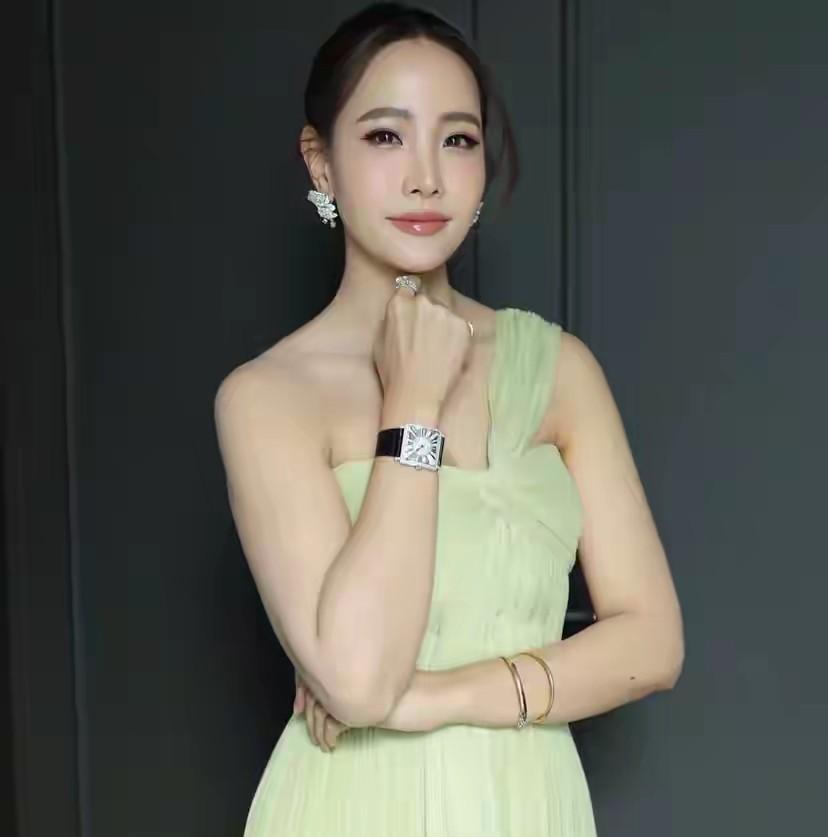 美女加持火力全开？泰国新总理阿努廷真是情场高手，他三下五除二就把泰国某街角咖啡店