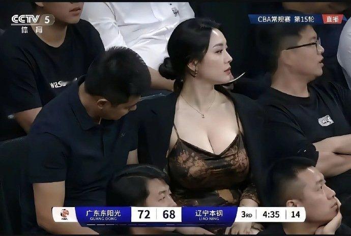 当着全国观众，这是干啥呢？