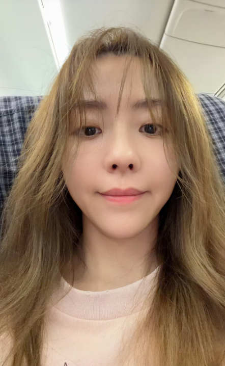 张靓颖这组飞机随手拍真的太接地气了，完全没有歌手架子！张靓颖发文表示飞美国开