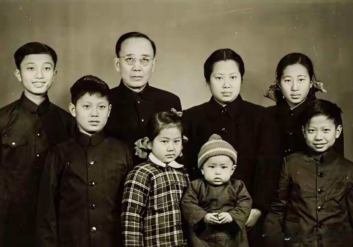 这张老照片乃是郭沫若与夫人于立群带着六位子女的全家福，拍摄于上世纪五十年代左右。