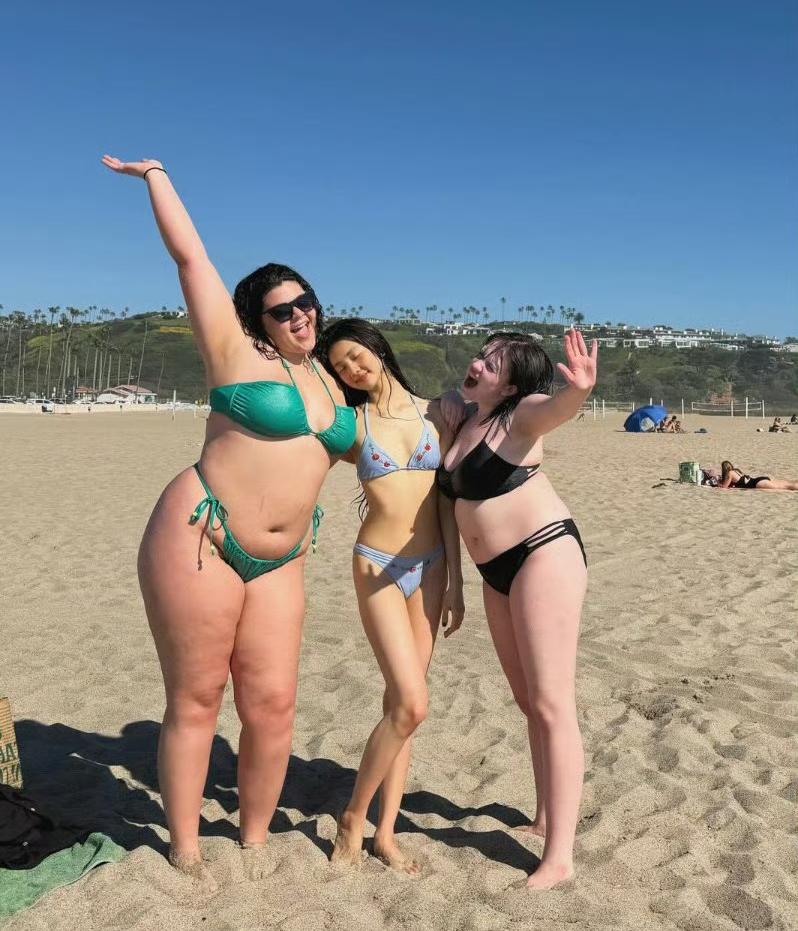 三个人三个色儿，黄磊的女儿黄多多晒出来和同学的游玩图片，大家都说为啥外国女孩