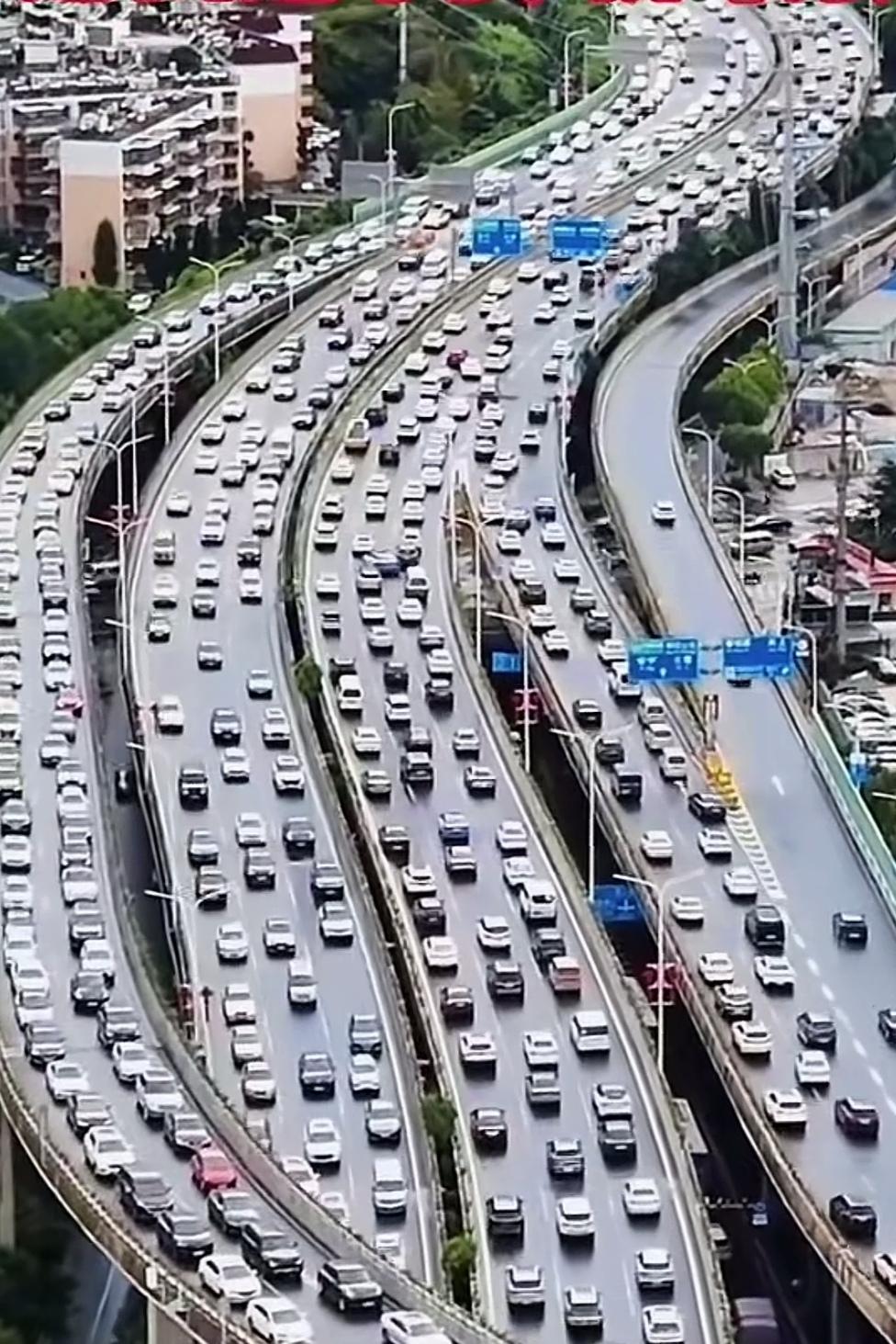 🔥除夕前夜！昆明石虎关立交车流如灯河，满是回家的温暖除夕前夜，昆明石虎