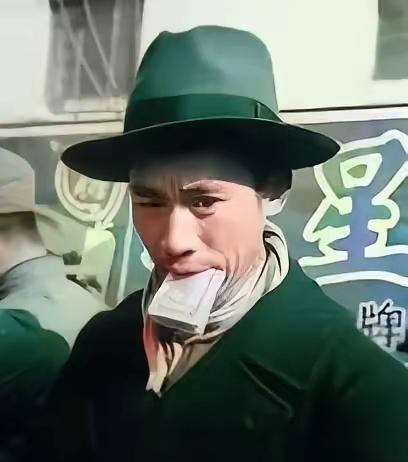 1949年的上海，赫赫有名的商人丁永福，把自家的洋房全卖了，换成了美金。旁人都说