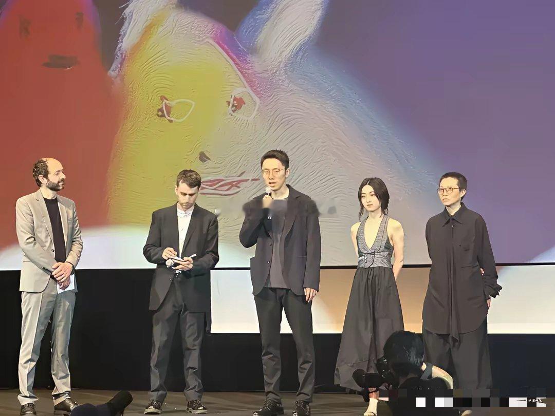 万万没有想到，女神现实中居然那么矮，白瞎我看了十几年电视，现在才知道​​​