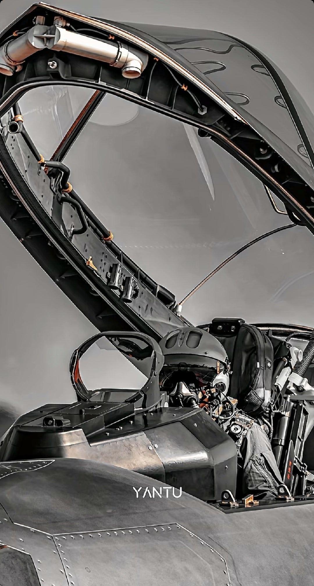 这张歼20飞行员照片绝啦！[赞][赞][赞]（摄影：YANTU）​​​​