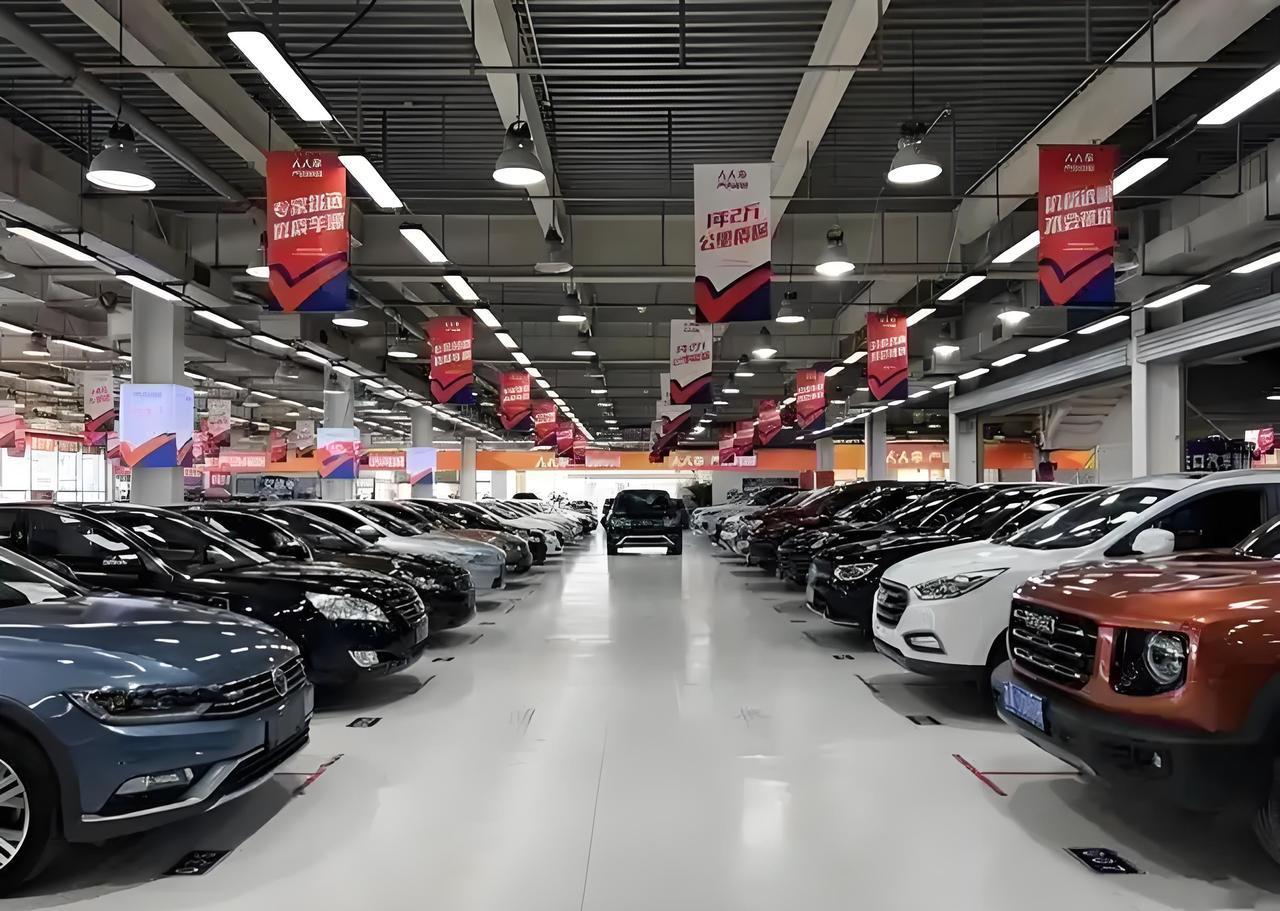 昨晚加油，92号一箱比年初贵了40块。我媳妇问我：咱是不是买错车了？我没接话