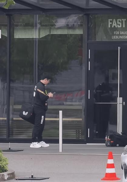 我感觉东哥到杜塞尔多夫俱乐部没有在萨尔布吕肯俱乐部开心。当然，我希望这是错觉。