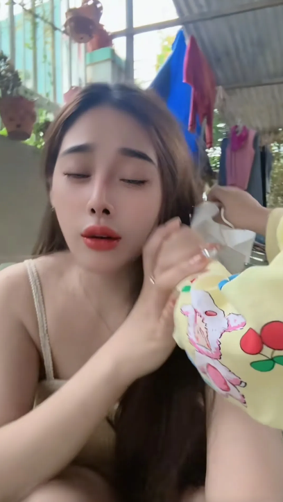 紫霞回到越南半个月的时间，终于认清现实，在越南无法直播卖货，赚不到钱，不像在中国