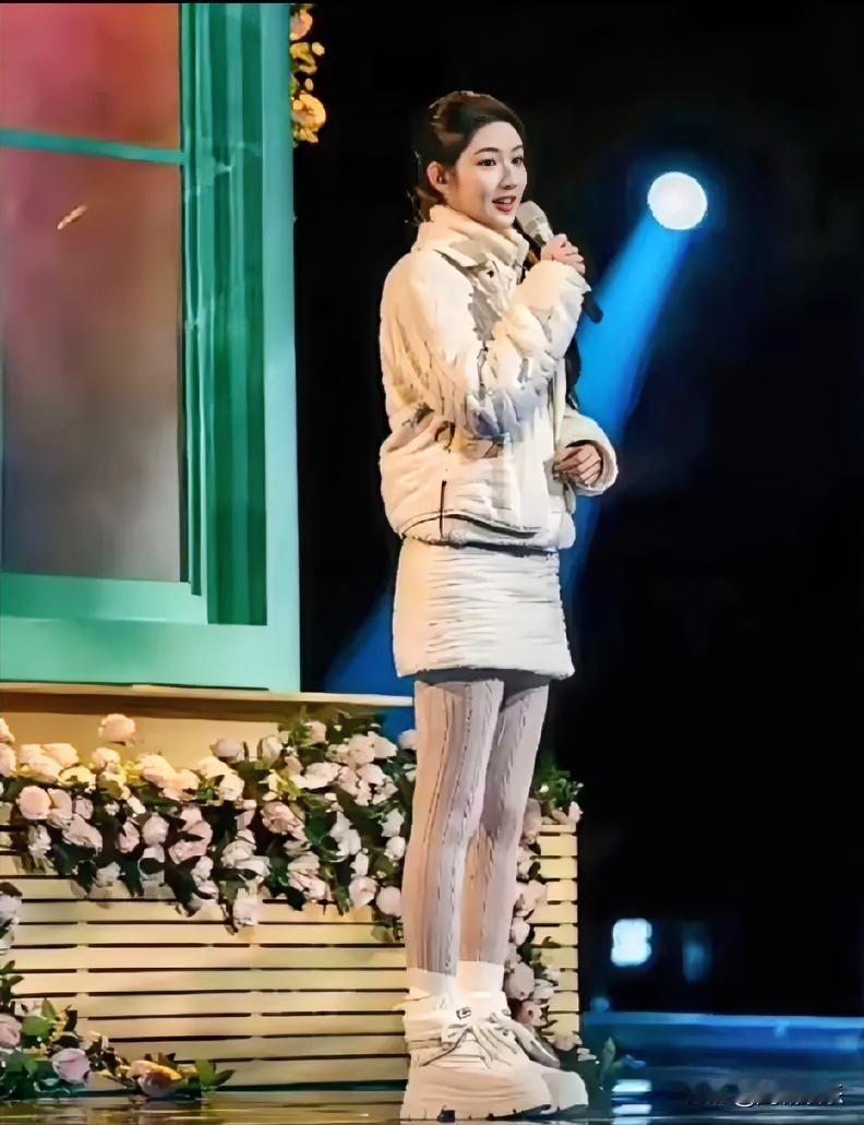 在零下五度的央视舞台上，不少同行还在为礼服搭配被冻得瑟瑟发抖，王玉雯穿羽绒服（长