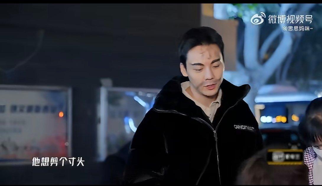 鹿晗之前不敢剪寸头谁懂这个鹿晗，以前听陈伟霆说剪寸头怕到喊大哥，现在寸头随便拿