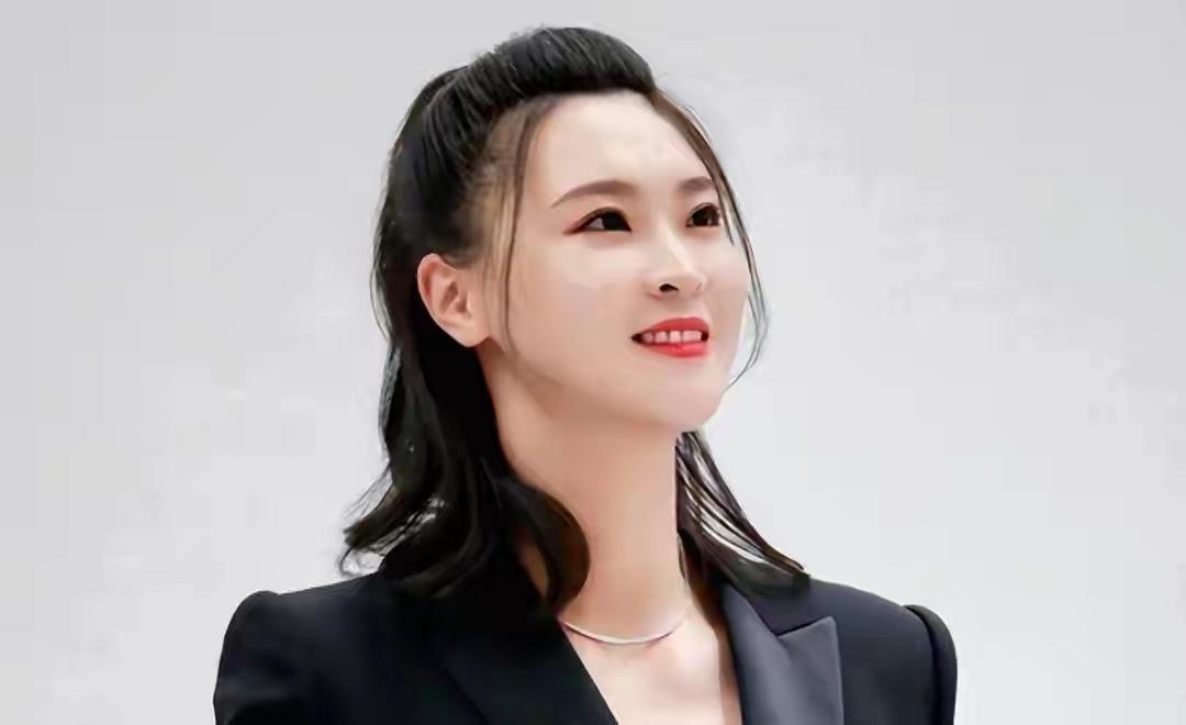 中国女排2：3不敌泰国队，痛失直通洛杉矶奥运会资格，前女排队长，赛会解说惠若琪说