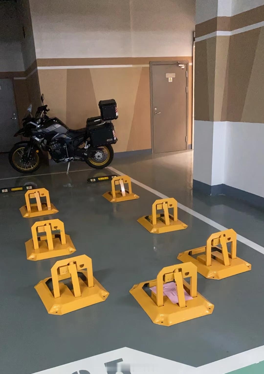 业主回应车位被占反遭女车主报警现在正规小区的地库车位都会标上车牌号，如果知道车位
