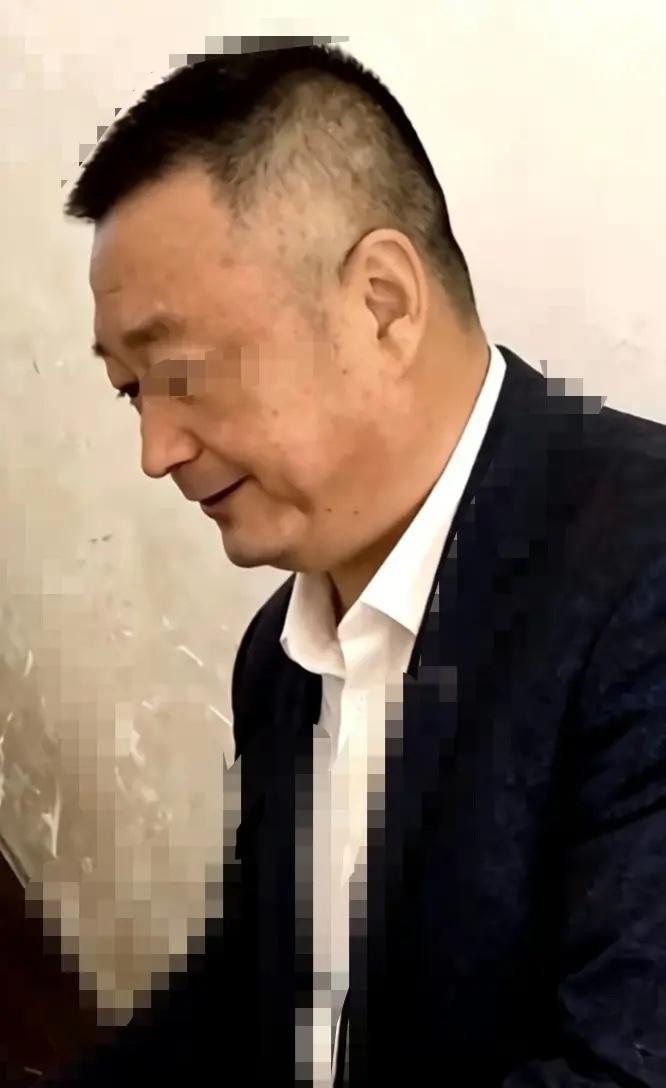 小金毛对老金毛打击太大了，精神萎靡，满脸老年斑金毛一审提出上诉被驳回后