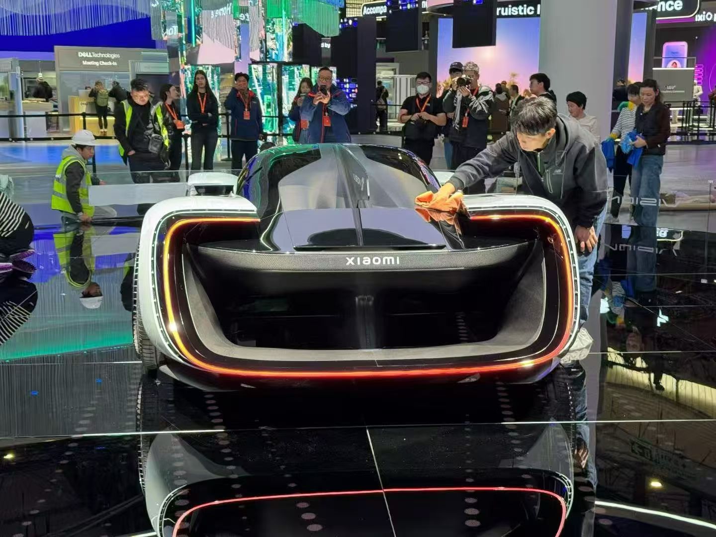 小米超跑真挺帅的再给大家来几张图小米超跑亮相