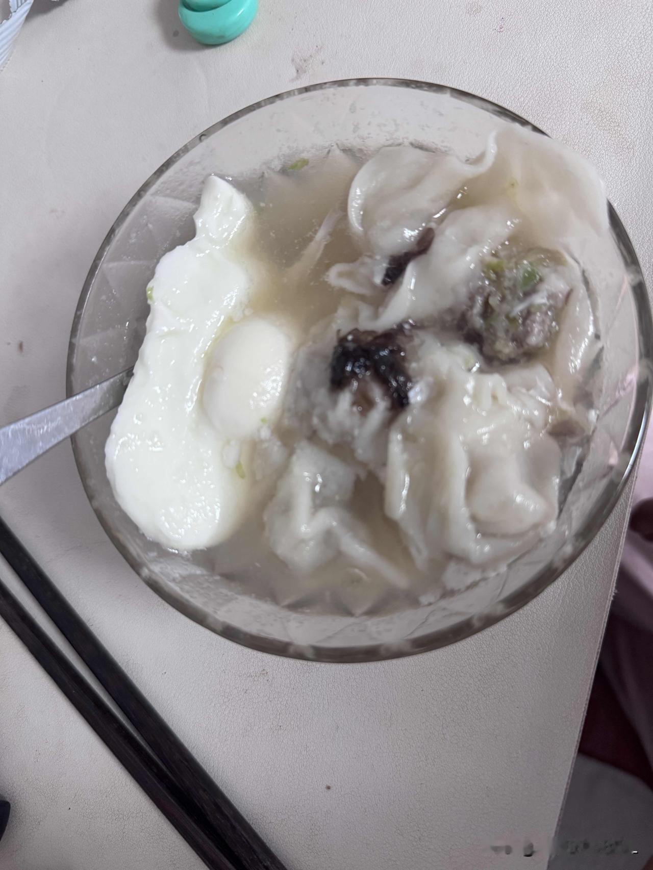 我的晚饭是一碗馄饨，里头卧了个圆滚滚的荷包蛋。平日里在家得闲的时候，我总爱自己