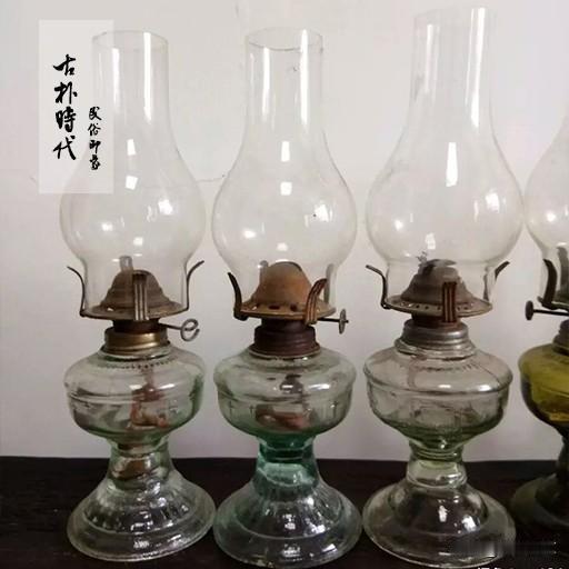 85年刚参加工作的时候，在一所乡村中学任教。那时，老师们晚上要集中备课，外地的教