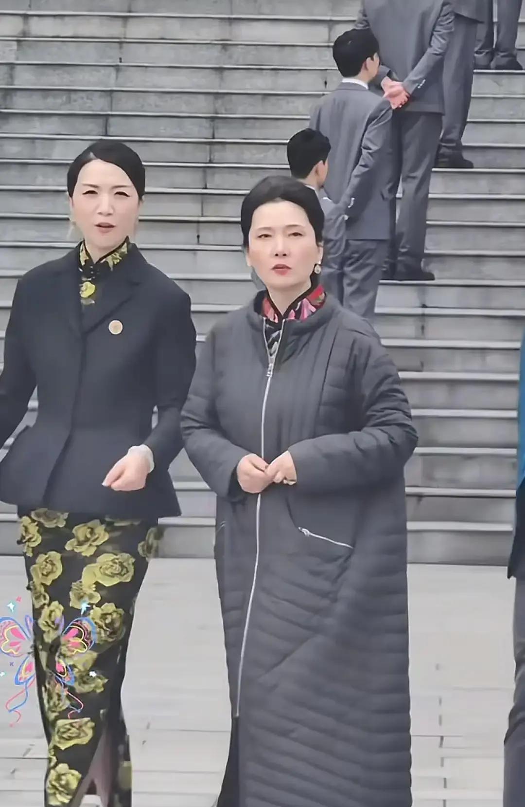 -8℃红毯冻哭95%女星，她穿羽绒服封后零下八度，北京红毯。别人露背冻得发