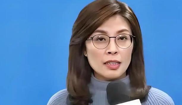 郑丽文又改口了，她强调，台湾是“一中宪法”，“台湾所有人，都是中国人”。宪法前言