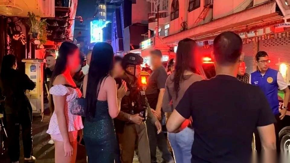 央视网披露了一桩颇具戏剧性的交锋。9月2日，美军“林肯号”航母庞大的灰色舰体，即