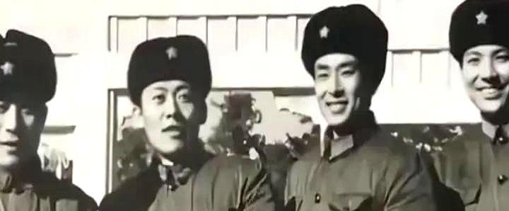 一张70年代军装合影,把李雪健和濮存昕的“黑历史”晒成了热搜。照片里,俩人眉