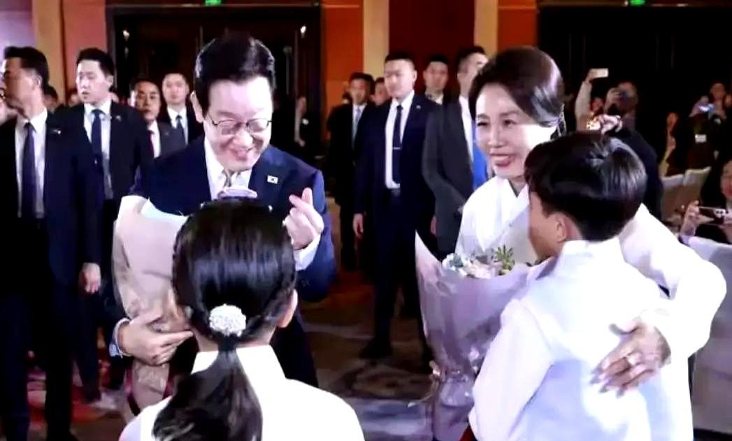 韩国第一夫人金惠景，有人笑她太讲究。北京人民大会堂台阶上，那身正红色金线韩服