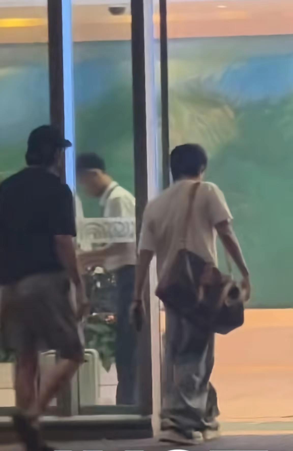 头哥在王cc护送下，走的是ViP通道，只是给我们留下了一个白体恤、灰裤子的帅帅背