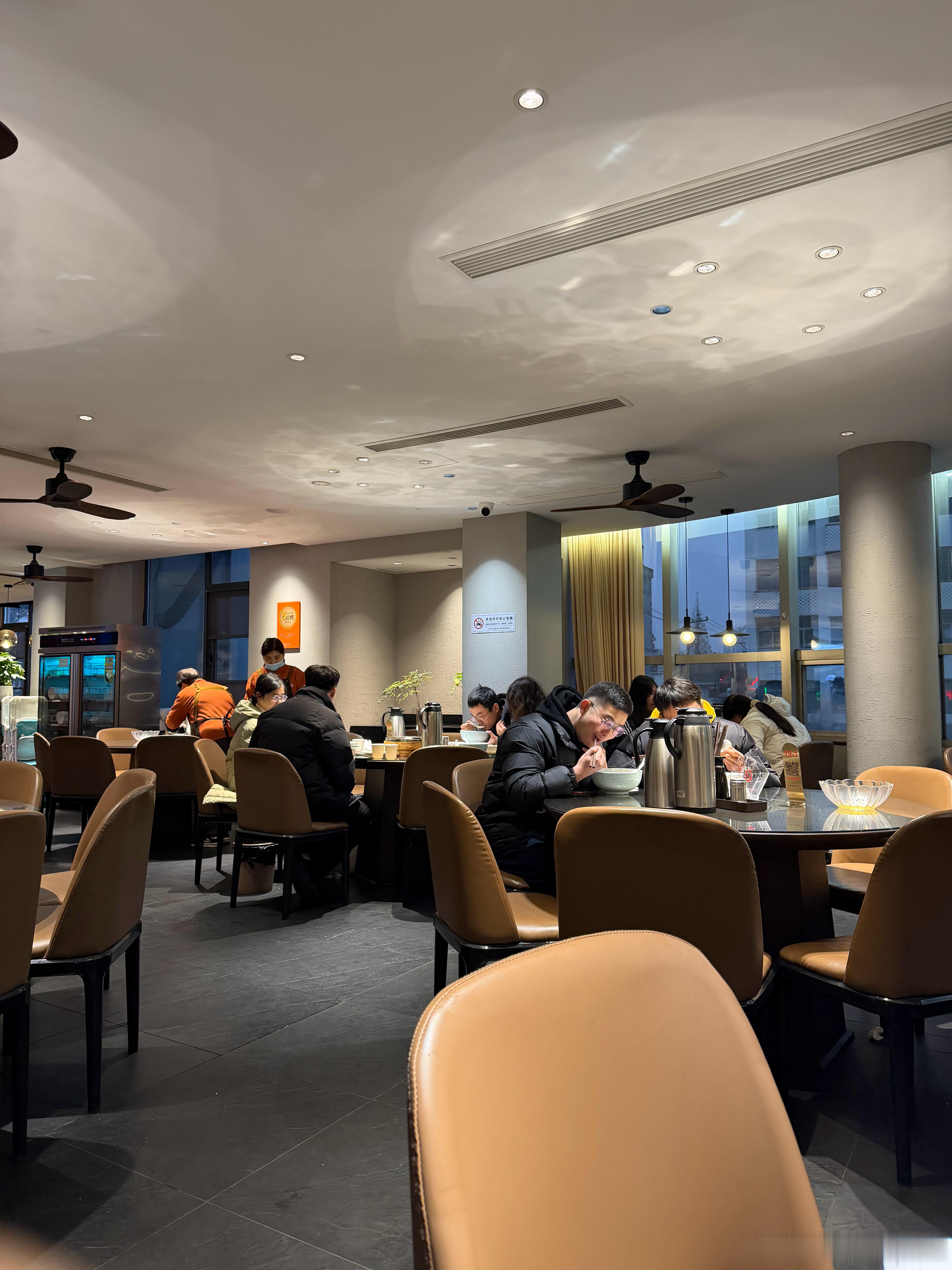 泰州吃个早茶，跟粤式早茶差距很大基本全是面、包子、饺子碳水狂欢，想苏式糕点这么出