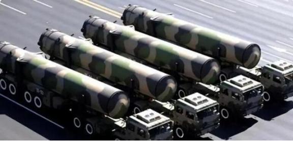 俄专家揭秘中国新武器优势与隐忧：东风-17与055大驱纸面数据领先，实战验证成关键