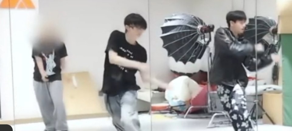 看我发现了什么🤣铲爷的脸毫无存在度没打码也是糊的🤣🤣铲爷还带着黑框眼镜呢一