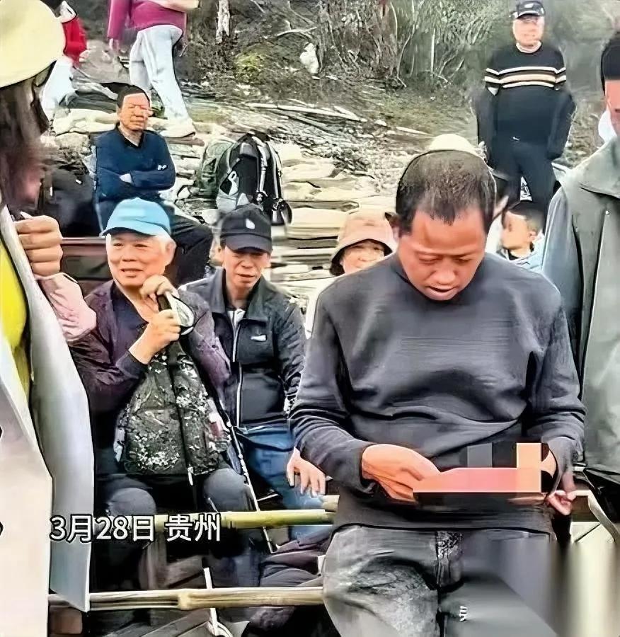 “坐轿吗？”“好。”就这一个字，梵净山雾里的两个肩膀瞬间亮了。我跟着