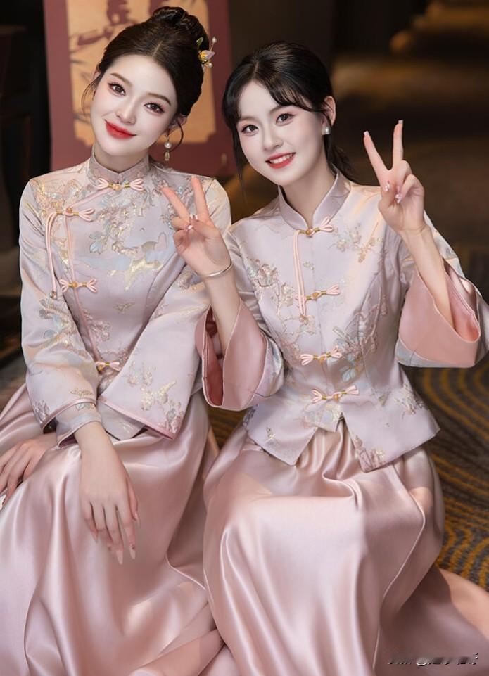 时尚漂亮的伴娘礼服女孩子怎么穿搭既时尚又好看?