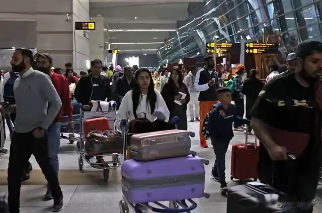 美国人现在“恐印”到什么程度了，由于工作签证问题，印度人急于返回美国，结果美国人