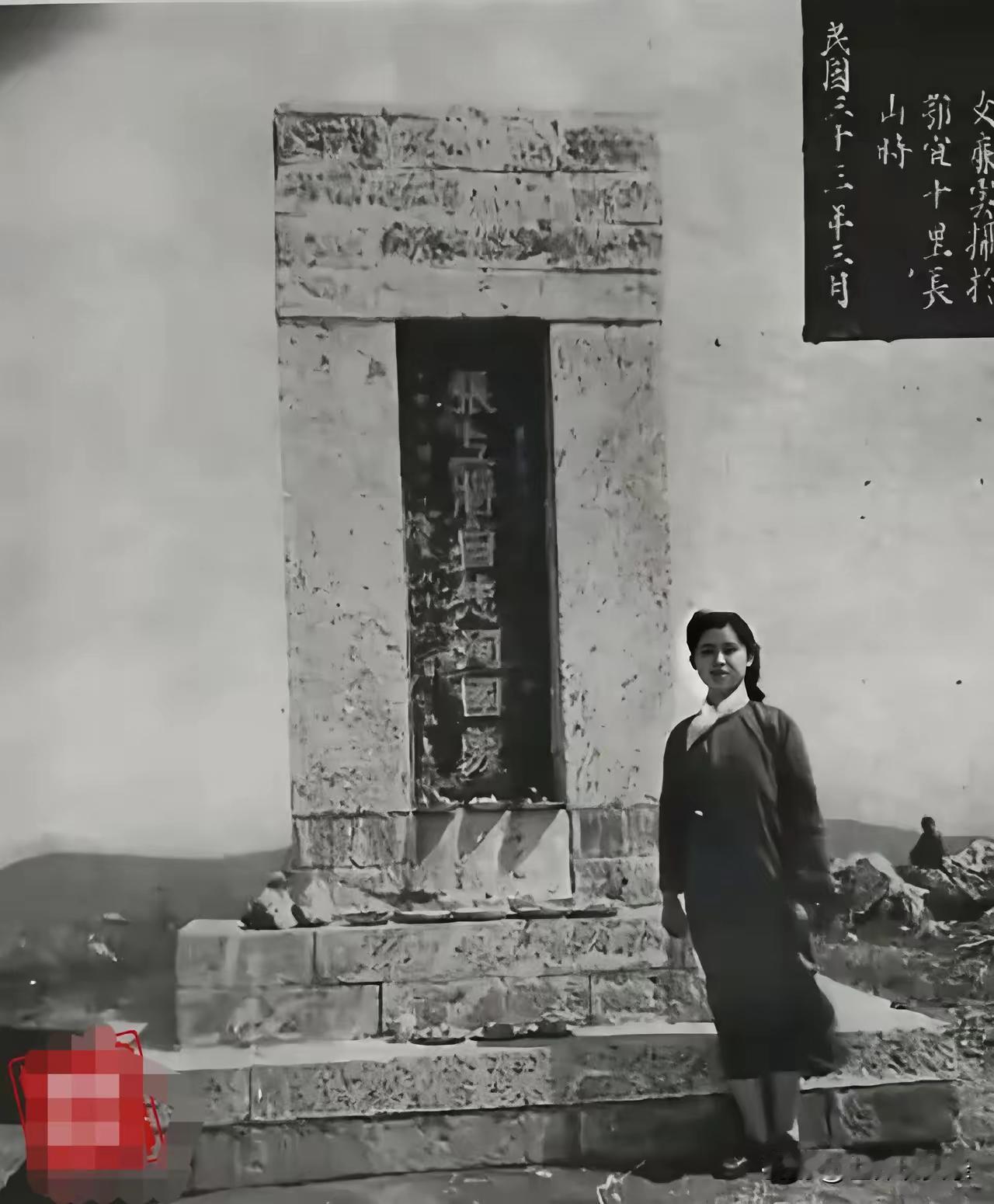 1944年，张自忠20岁的女儿张廉云冒着生命危险来到日占区湖北宜城祭奠父亲。这是