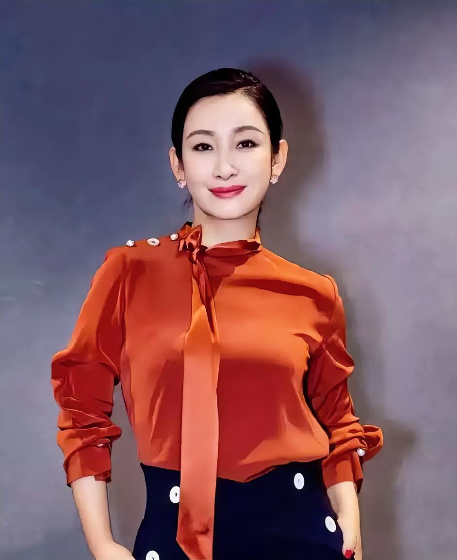 张嘉译第三次和秦海璐合作了，在采访中他说了句大实话，他说，秦海璐根本不是电视里那