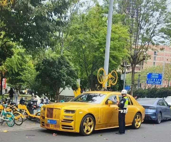 不好了，土豪金劳斯莱斯幻影被帽子叔叔逮到了！大家猜下处罚多少合适？不过没有关