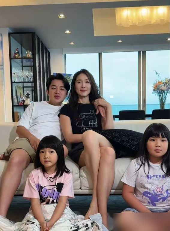 王祖蓝俩闺女，身高全随了李亚男，一个比一个窜得快。大女儿五岁，站同龄人堆里排前10%。小女儿也不含糊
