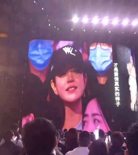 女人还是很感谢的，陈妍希看到这么多人接她下班，太感动了，太不容易了希望她往后能被