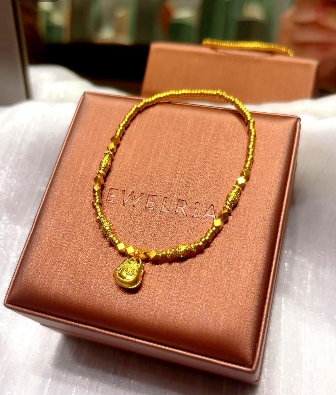 2026年的金价，正在筛选两类人：一类还在死磕金条，另一类已经靠“碎金子”完成了