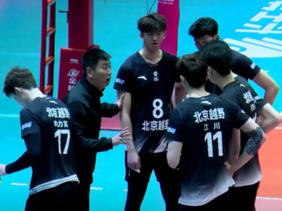 男排生死战：保定沃隶渐入佳境，首局21-25落败后，以25-19扳回一城