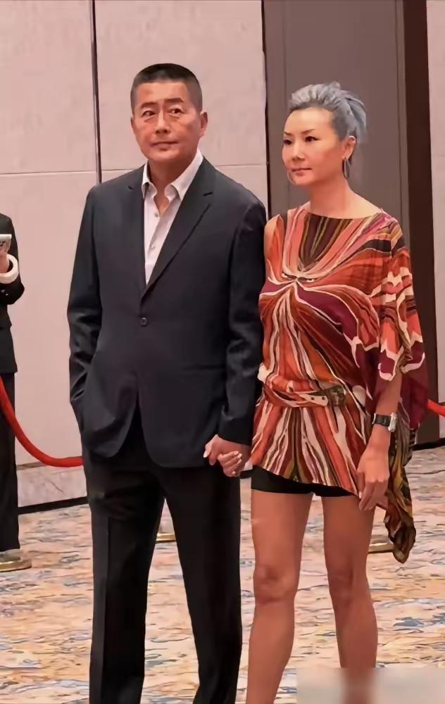 当无锡灯泡厂的流水线小工，在62岁这年搂着身家过亿的鱼子酱女总裁走上红毯，你才明