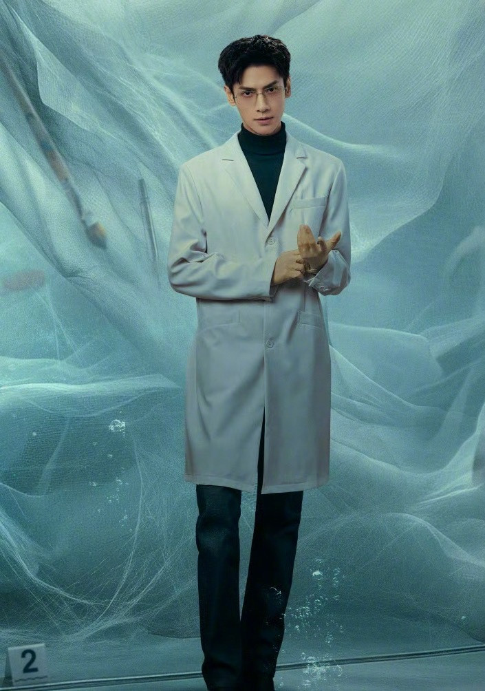 闺蜜这个罗云熙真的不一样罗云熙新剧《剥茧》法医齐思哲太绝了！告别仙气古装，化身