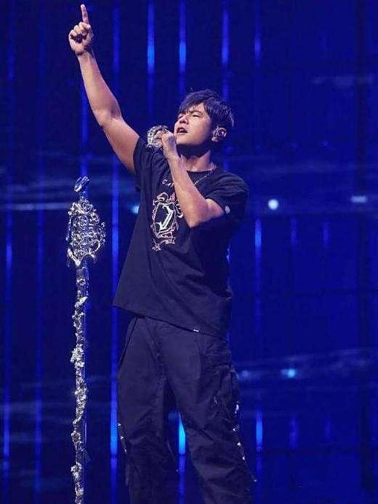 周杰伦发文告别，和病魔对抗近30年，自曝演出前吃12颗止痛药！告别文发在10