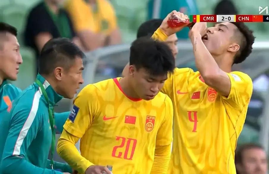国足0-2喀麦隆，赛后收获三点喜讯，值的高兴！一、国足敢打敢拼！虽然比赛是输