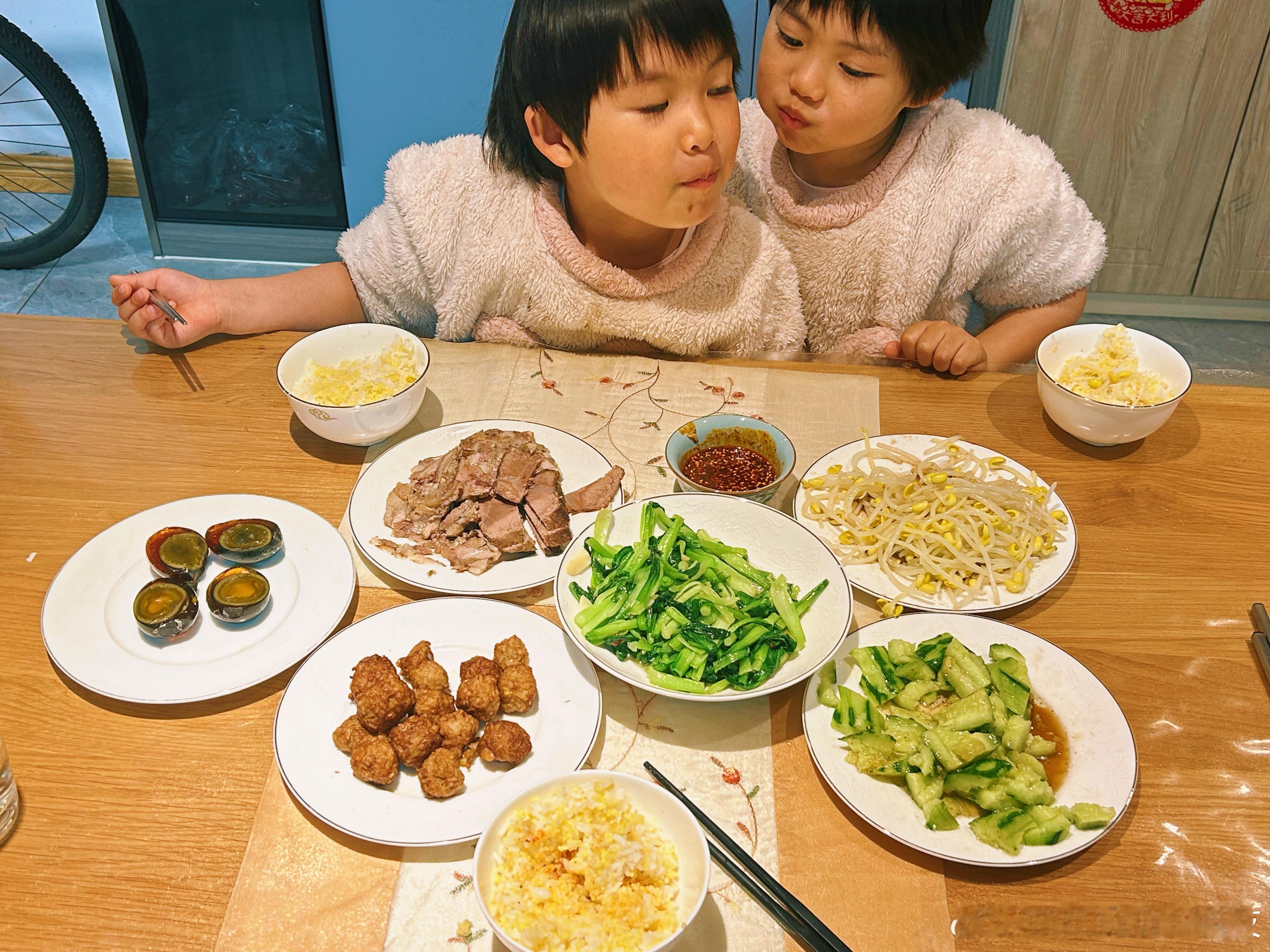 老公晚餐：至今有年味在，猪头肉丸子，在家随便做点都很好吃，也不用纠结吃什么，荤素