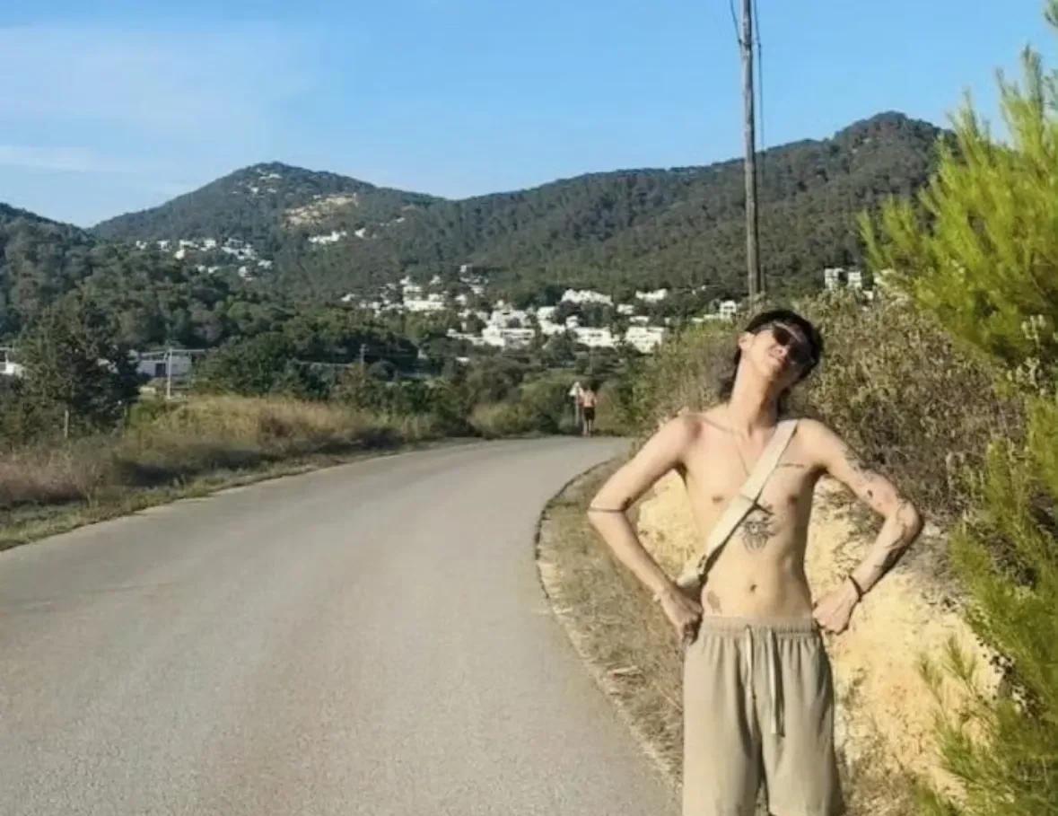 伊能静的儿子哈利在国外尽情地玩耍，自由地嗨皮。这次他可没有穿女装，像所有男人一